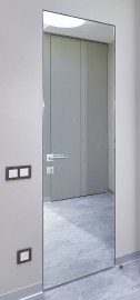 Скрытая дверь "0M INVISIBLE", с AL-кромкой c 4-х сторон, зеркало внутри